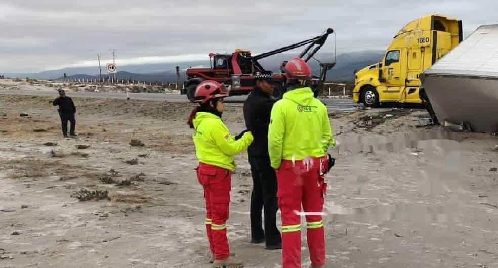Vuelca y riega toneladas de tomate Vuelca y riega toneladas de tomate