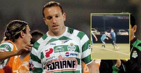 Vuoso reparte golpes en partido de fútbol amateur Vuoso reparte golpes en partido de fútbol amateur