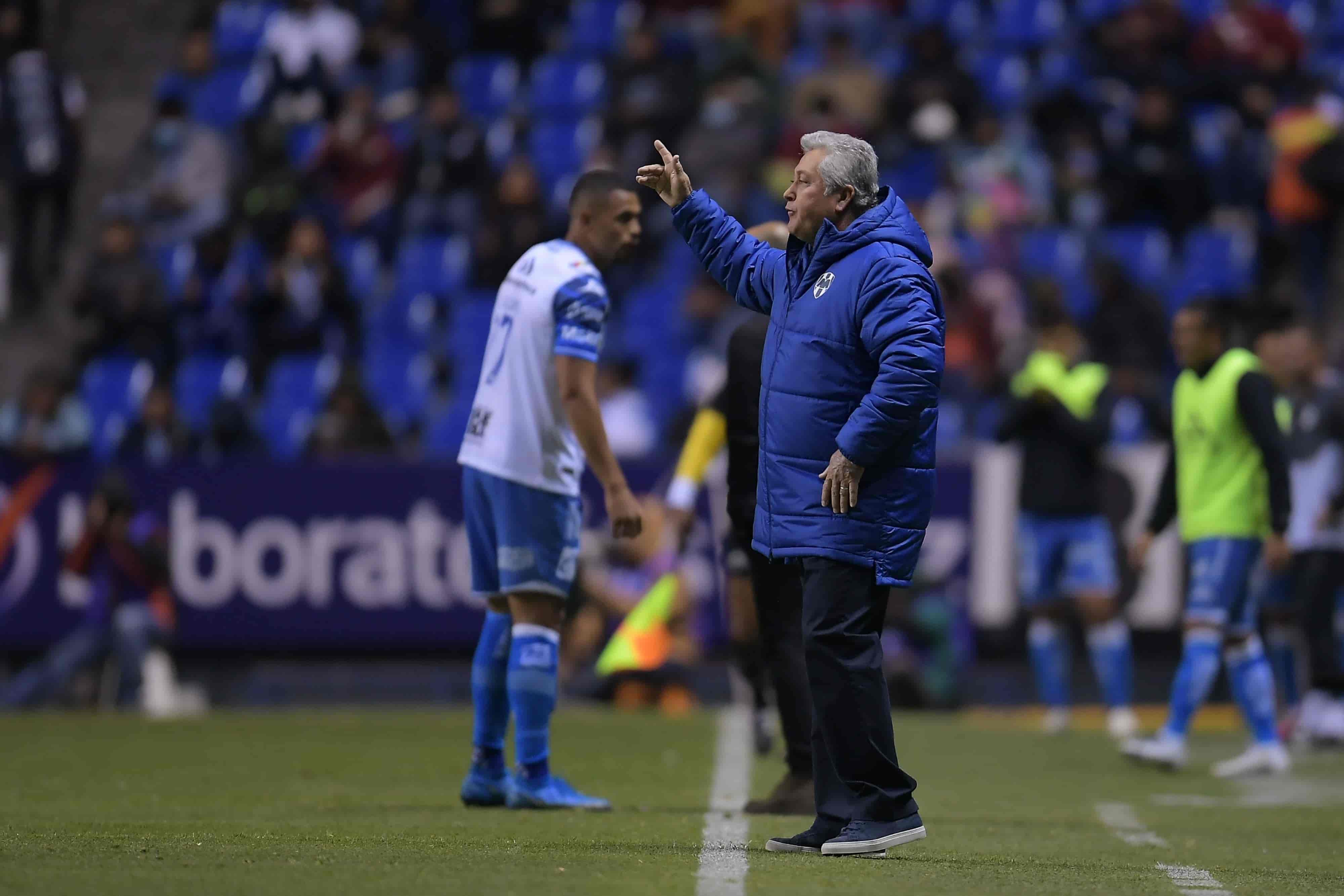 Víctor Manuel Vucetich dando indicaciones.