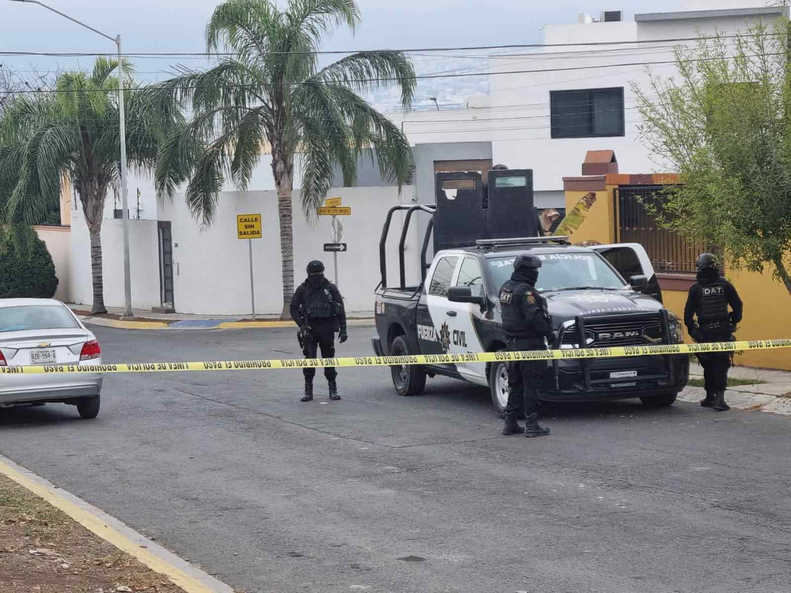 Elementos de Fuerza Civil mantienen sitiado un domicilio al poniente de la ciudad, en espera de una orden de cateo, ya que en el lugar habría armas y droga