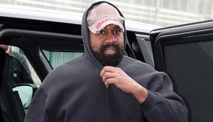 Kanye arrebata celular a mujer Kanye arrebata celular a mujer