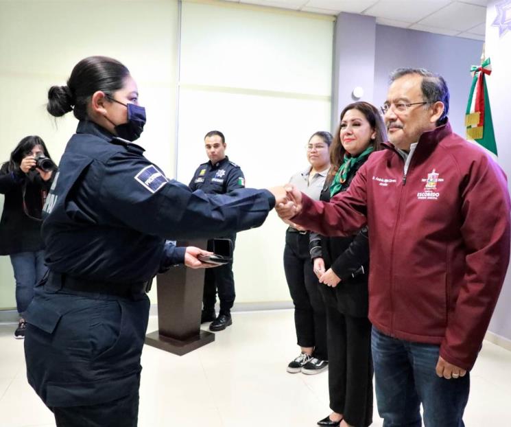 Reciben lentes gratuitos policías de Escobedo y sus hijos Reciben lentes gratuitos policías de Escobedo y sus hijos