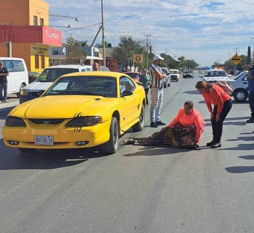 Un hombre de la tercera edad, terminó con lesiones de consideración al ser arrollado, por un automóvil deportivo