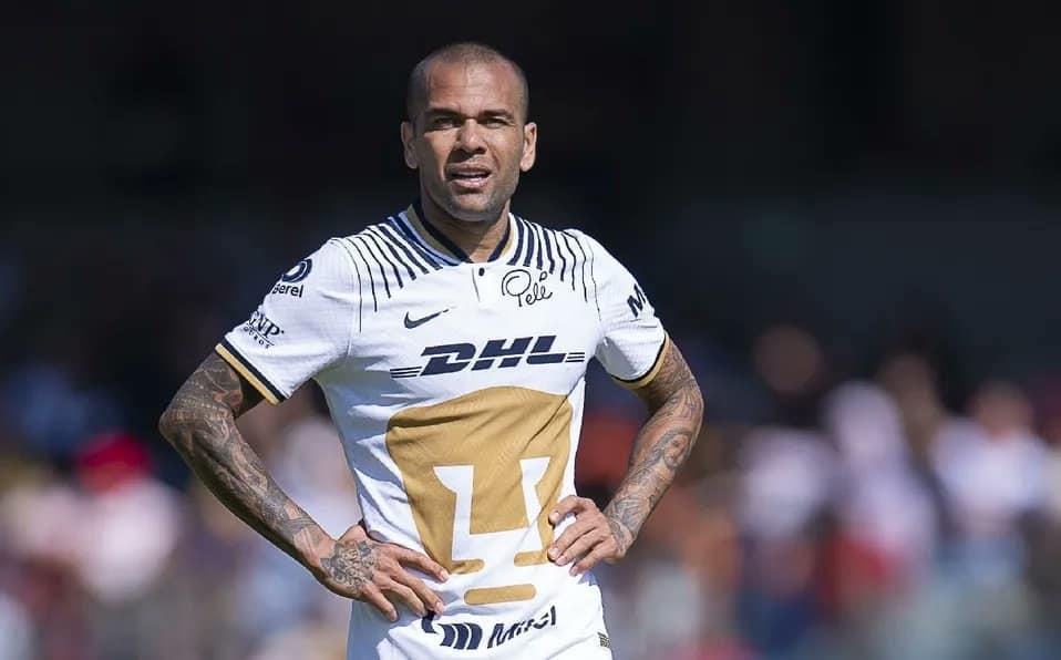 Juega Dani Alves al futbol estando en la cárcel Juega Dani Alves al futbol estando en la cárcel