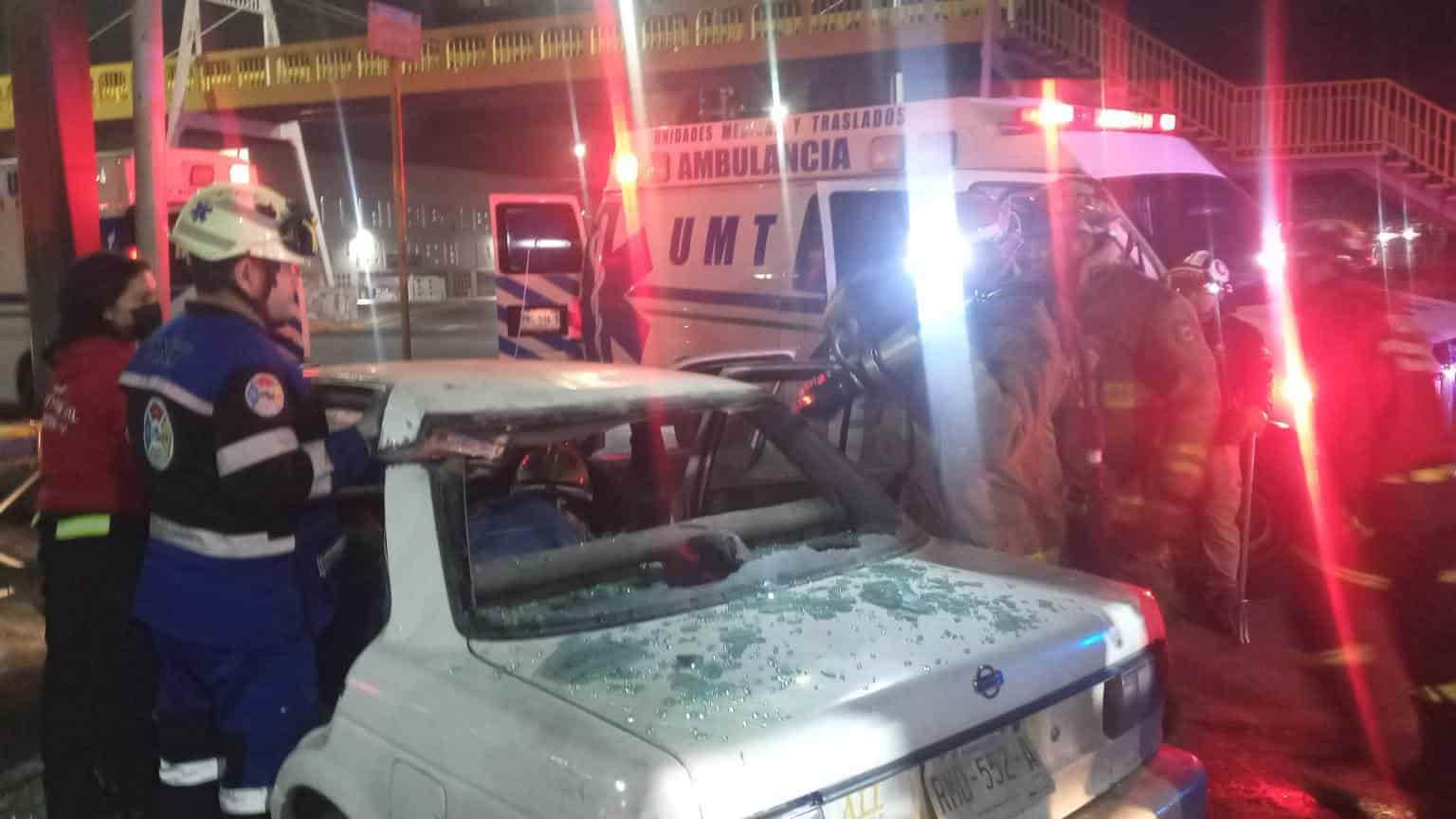 El conductor de un vehículo compacto terminó prensado luego de estrellarse contra una luminaria