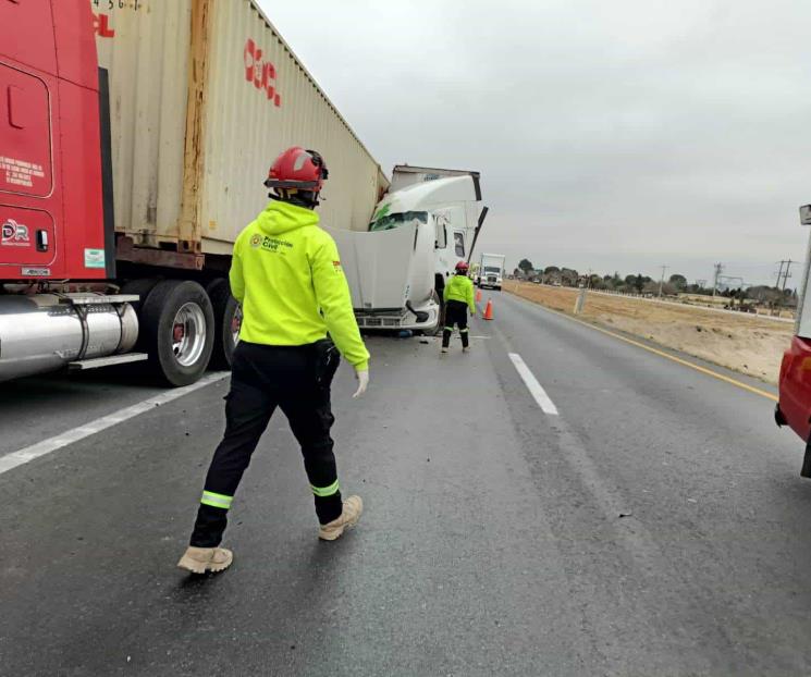 Deja choque de tráileres dos lesionados Deja choque de tráileres dos lesionados