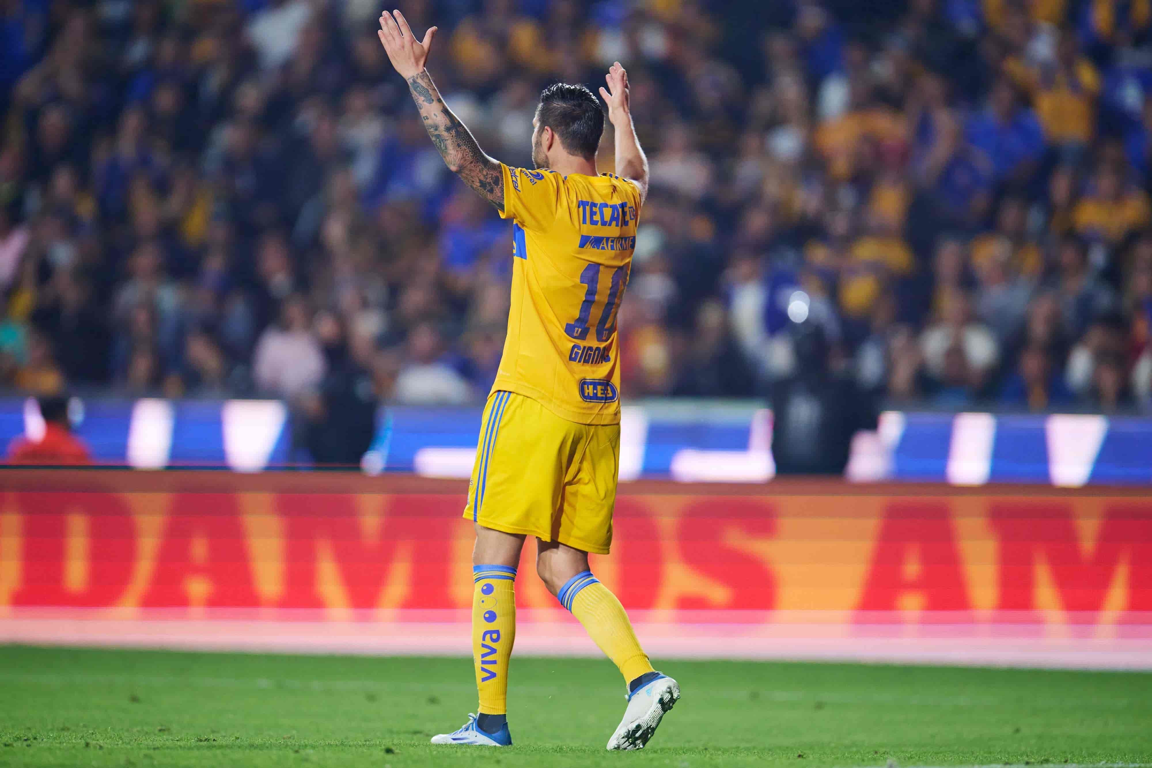 Gignac anota pero se anula por posición adelantada.