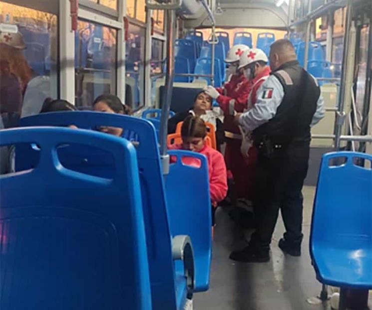 Chocan Ecovía y auto; hay tres heridos Chocan Ecovía y auto; hay tres heridos