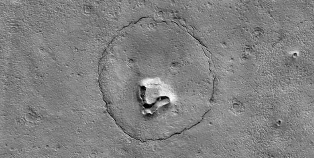 En Marte, la NASA captura imagen que figura rostro de un oso En Marte, la NASA captura imagen que figura rostro de un oso