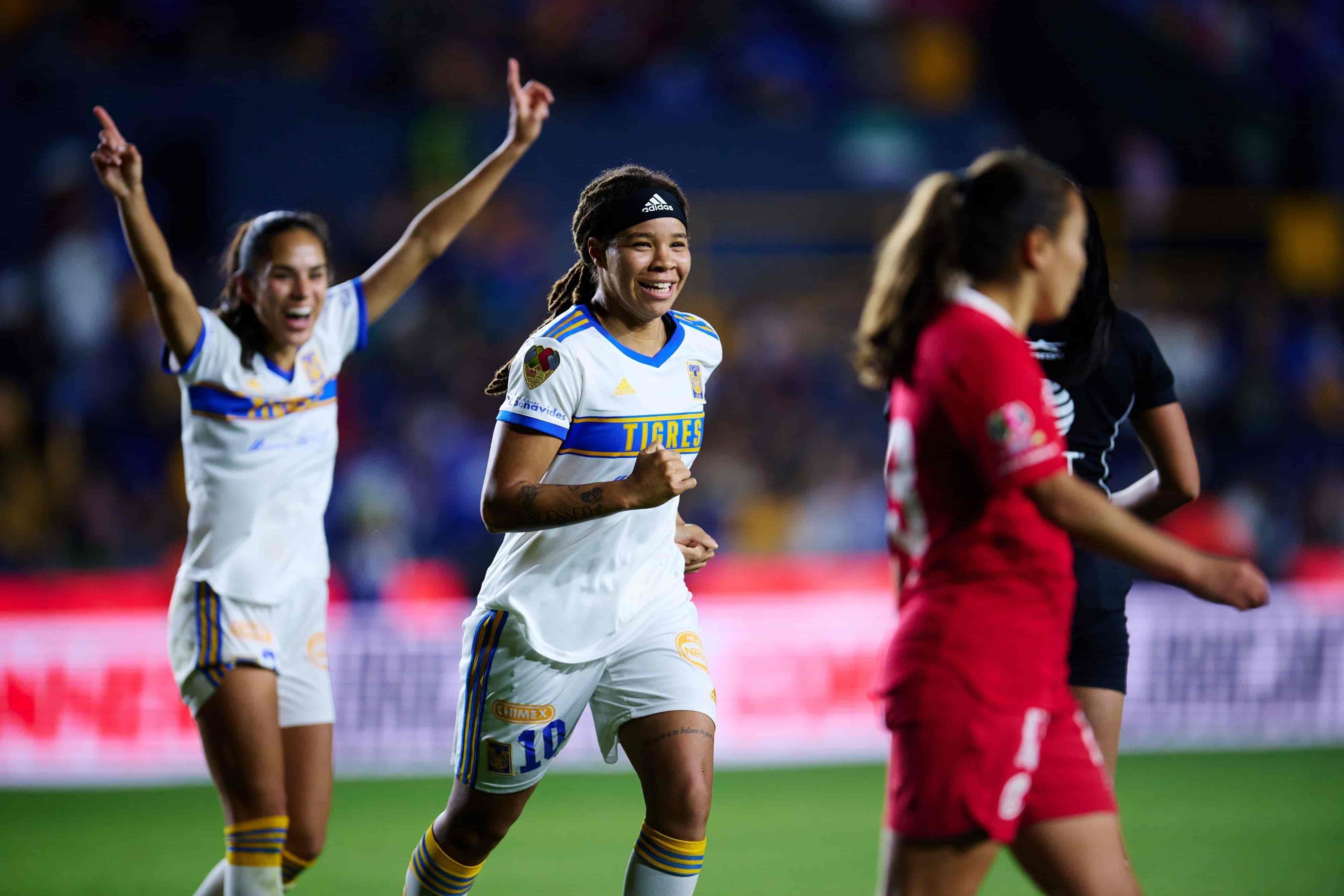 Mía Fishel hace el 2-0.