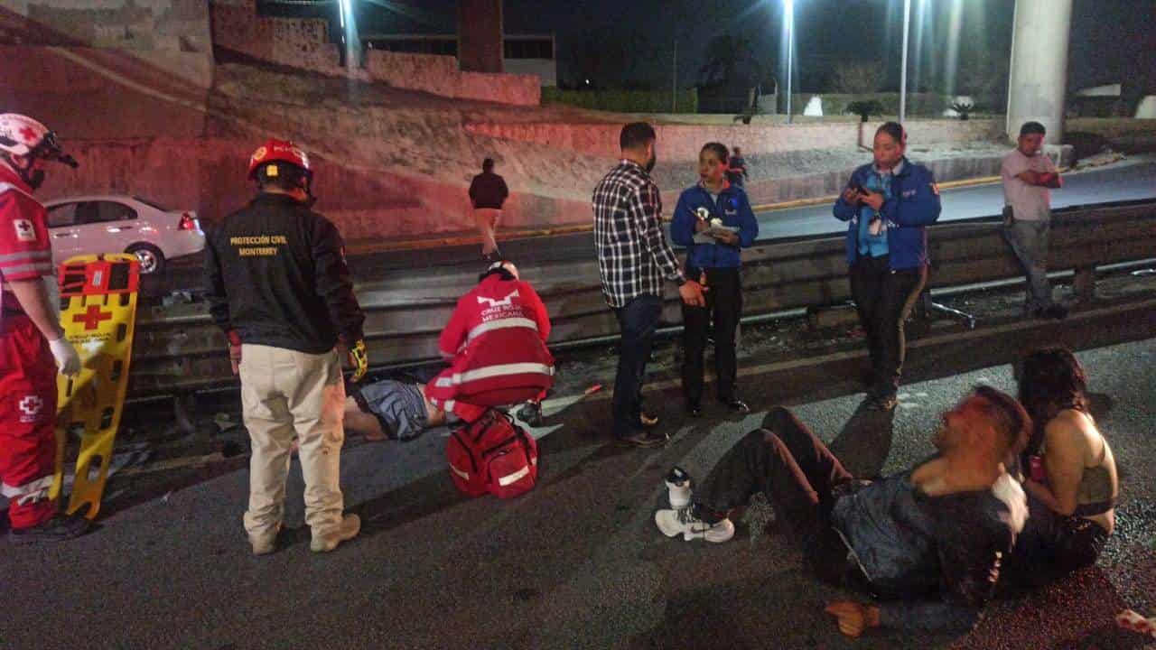 Un saldo de dos lesionados dejó el estrellamiento de un vehículo contra muros de concreto
