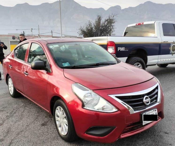 Detienen a hombre en auto robado Detienen a hombre en auto robado