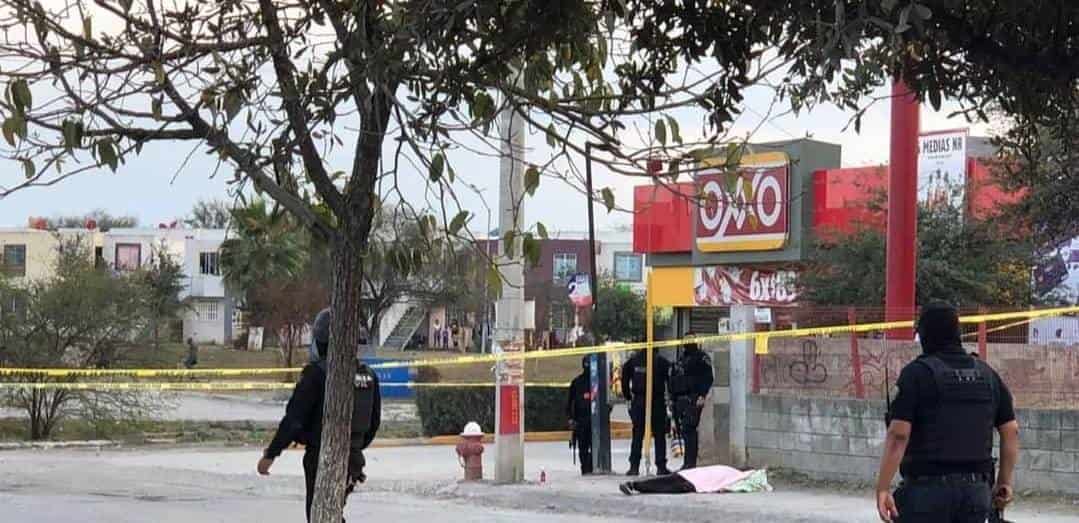 Una mujer que esperaba en afuera de una tienda de conveniencia el camión, fue ejecutada a balazos por una pareja