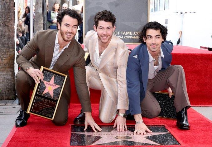 Jonas Brothers ya tienen su estrella en el Paseo de la Fama Jonas Brothers ya tienen su estrella en el Paseo de la Fama