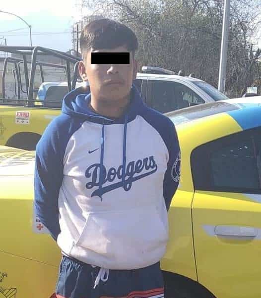 Detenido en el momento en que forcejaba con una mujer para despojarla de su teléfono celular