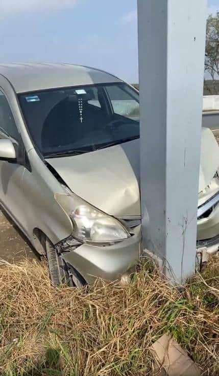 Estrellan auto contra poste Estrellan auto contra poste