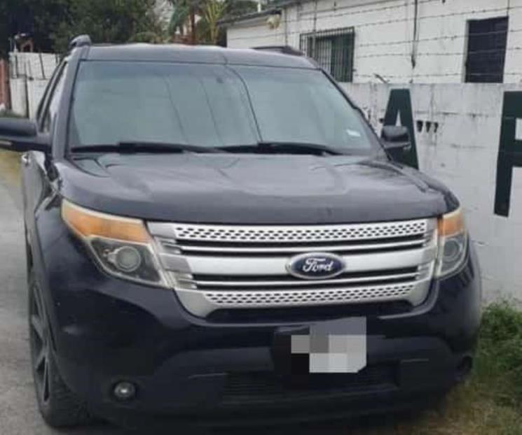 Transporta arsenal en camioneta