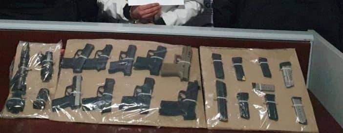 Lograron la detención de un hombre que transportaba todo un arsenal en un vehículo con placas de Texas