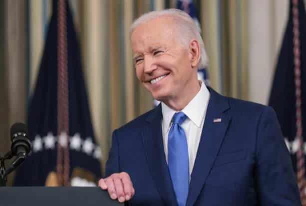 Llama Biden a reducir comisiones de boletos