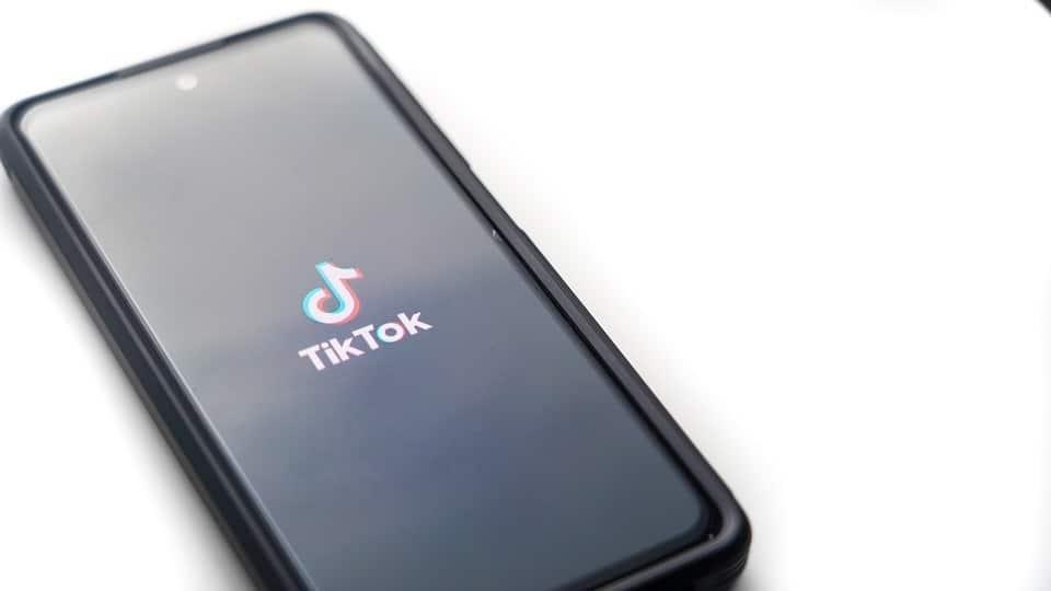 Corren en EU a mujer de empresa por grabar un TikTok