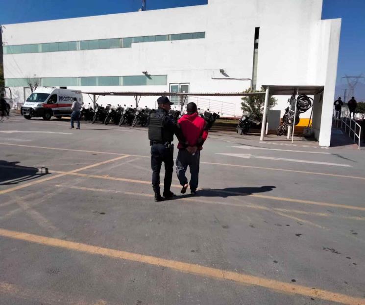 Trata de acuchillar a rival