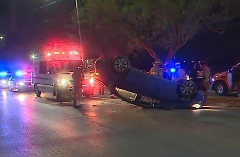 Deja choque y volcadura dos heridos Deja choque y volcadura dos heridos