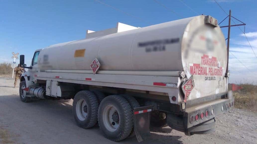 Aseguran pipas con combustible robado Aseguran pipas con combustible robado