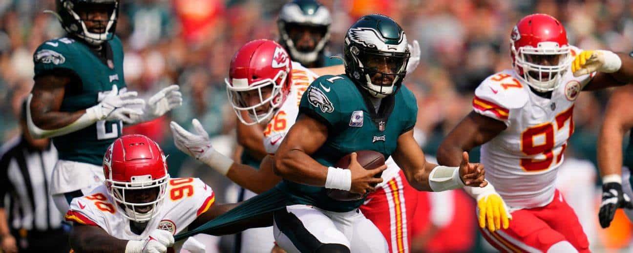 Lleva Chiefs ventaja ante Eagles en Super Bowl