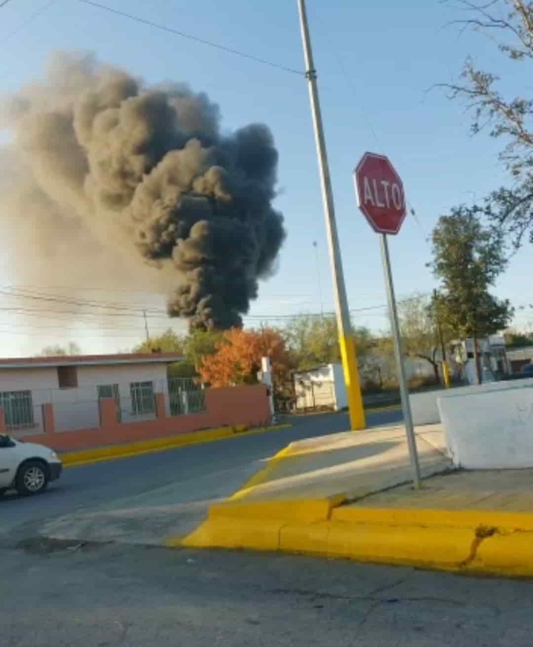 El incendio de una bodega en el centro de Pesquería, movilizó a los cuerpos de rescate a combatir el fuego, que amenazaba con propagarse a otros establecimientos