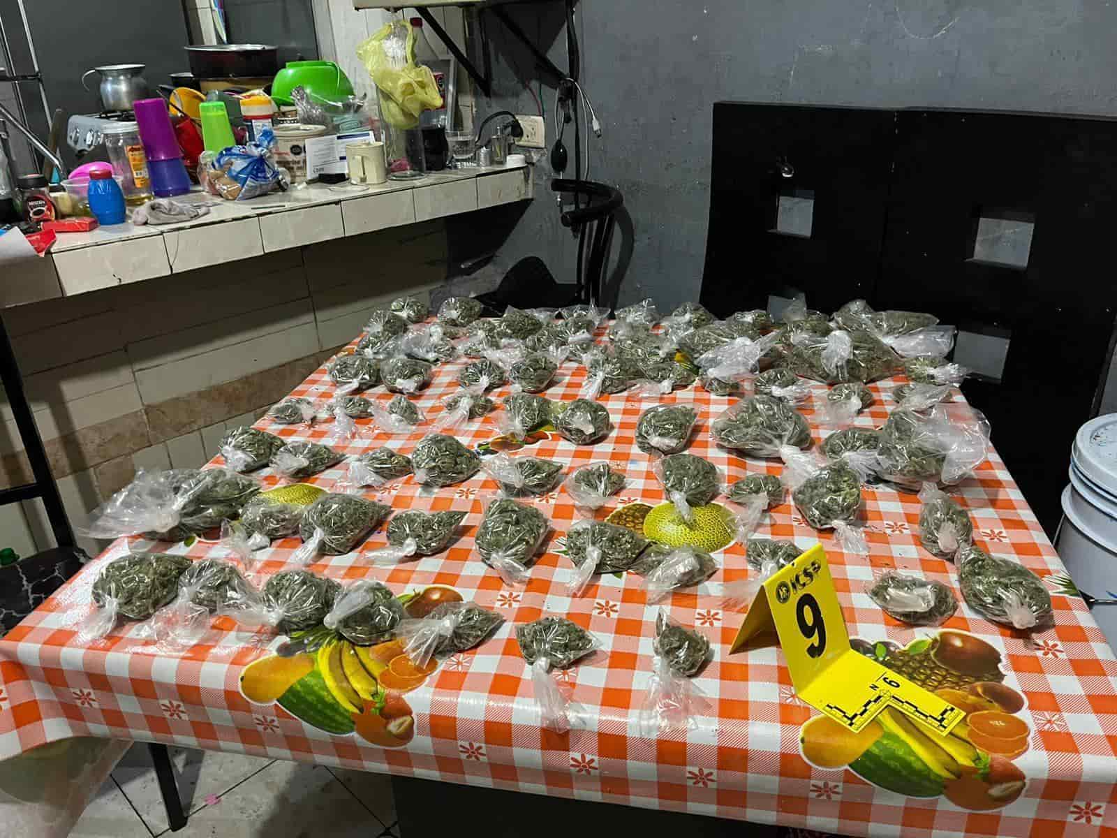 En tres cateos simúlatenos, la FGJ arrestó a siete personas (dos mujeres), y aseguró dos armas de fuego, una de ellas larga, cartuchos hábiles y droga