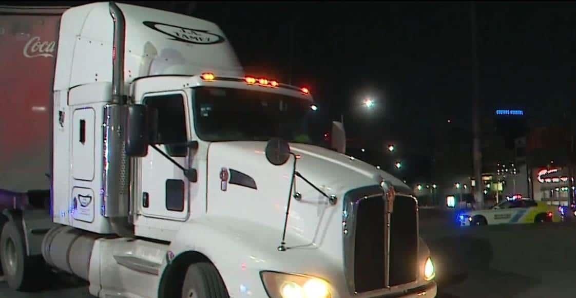 Queda tráiler atorado en vías Queda tráiler atorado en vías