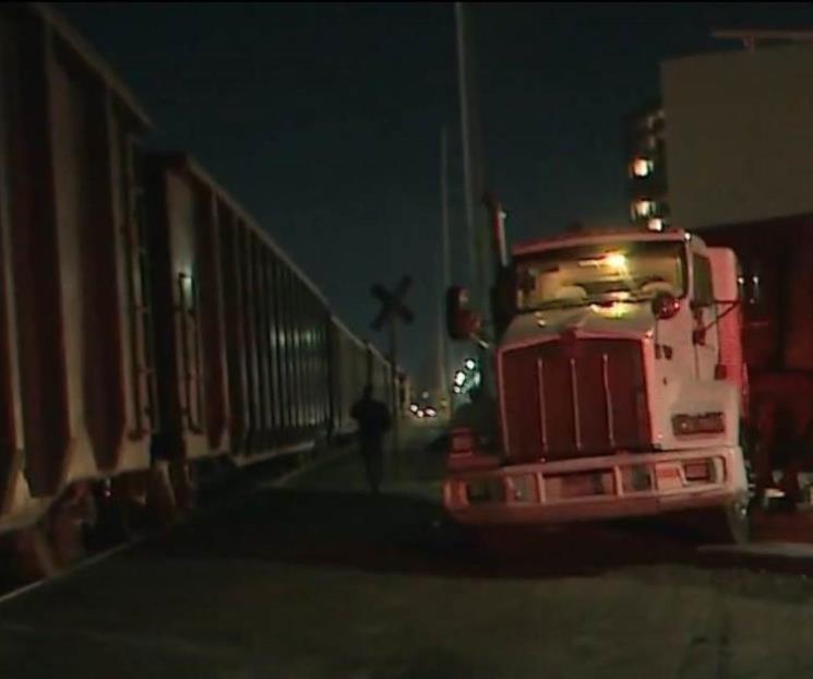 Embiste tren a un tráiler; de milagro no hay heridos