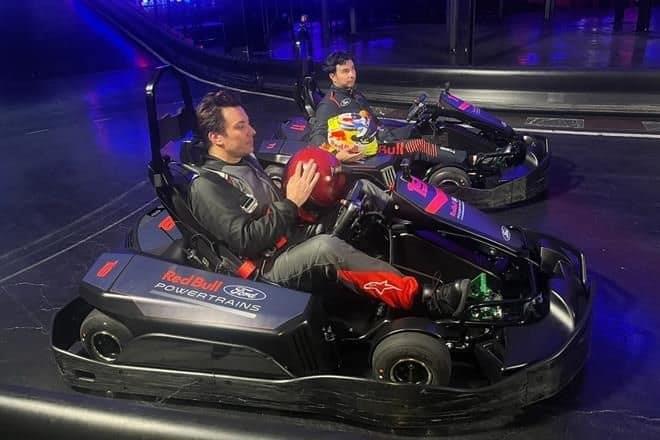 Vence Jimmy Fallon a Checo Pérez en carrera de Karts Vence Jimmy Fallon a Checo Pérez en carrera de Karts