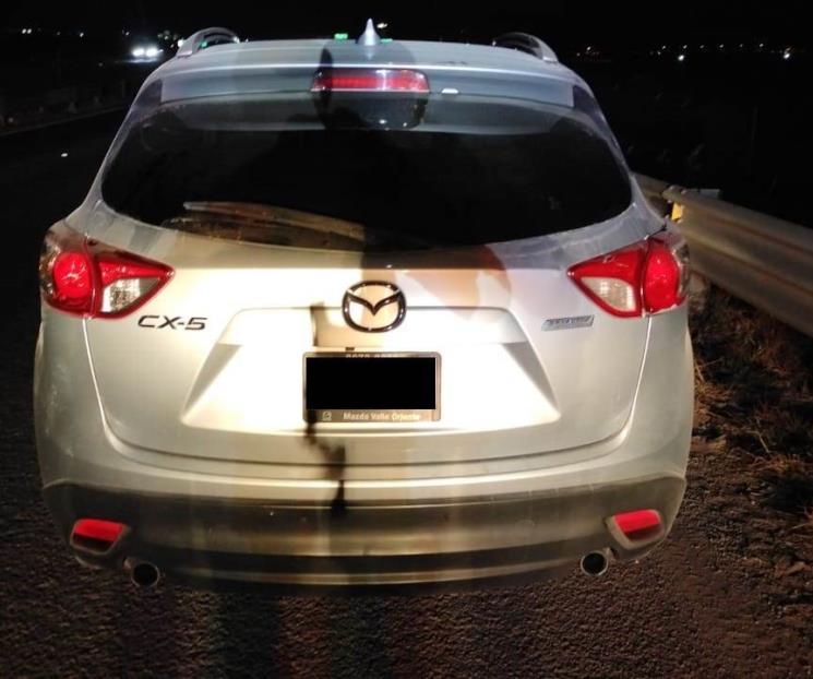 Roban camioneta; los detienen