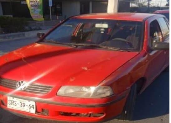 Arrestan a hombre en auto robado