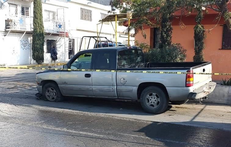 Detienen a pareja en vehículo robado