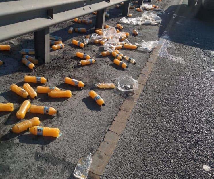 Riega botellas con jugo