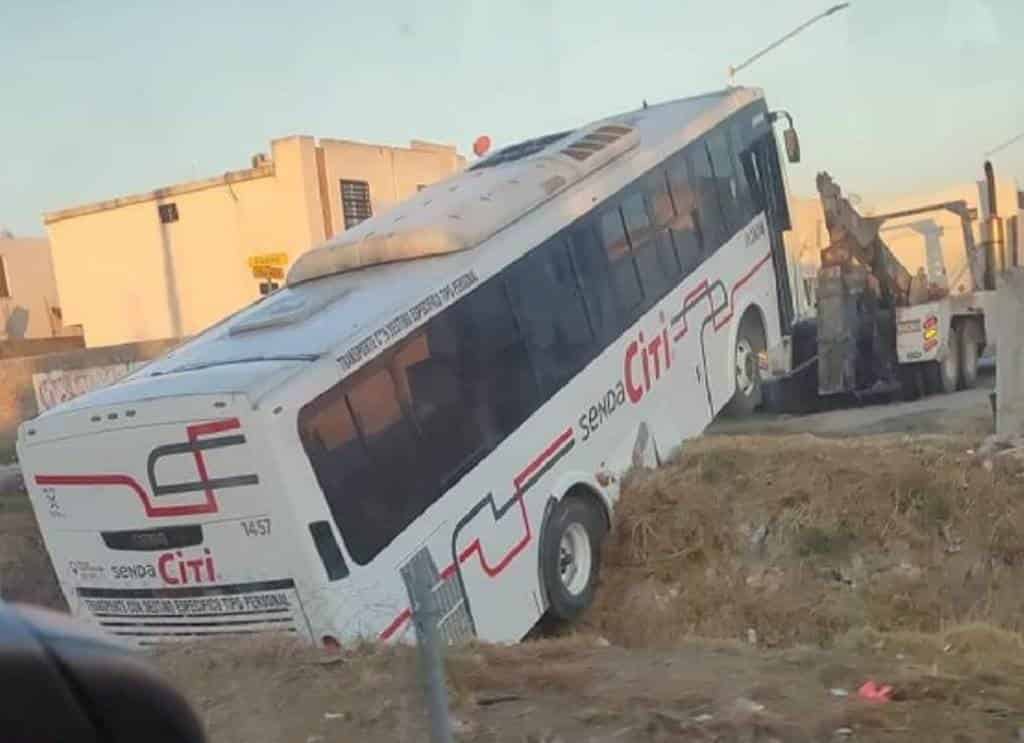 La falta de pericia de un chofer, provocó que su unidad especializada en transporte de personal, terminara desplomándose en un canalón