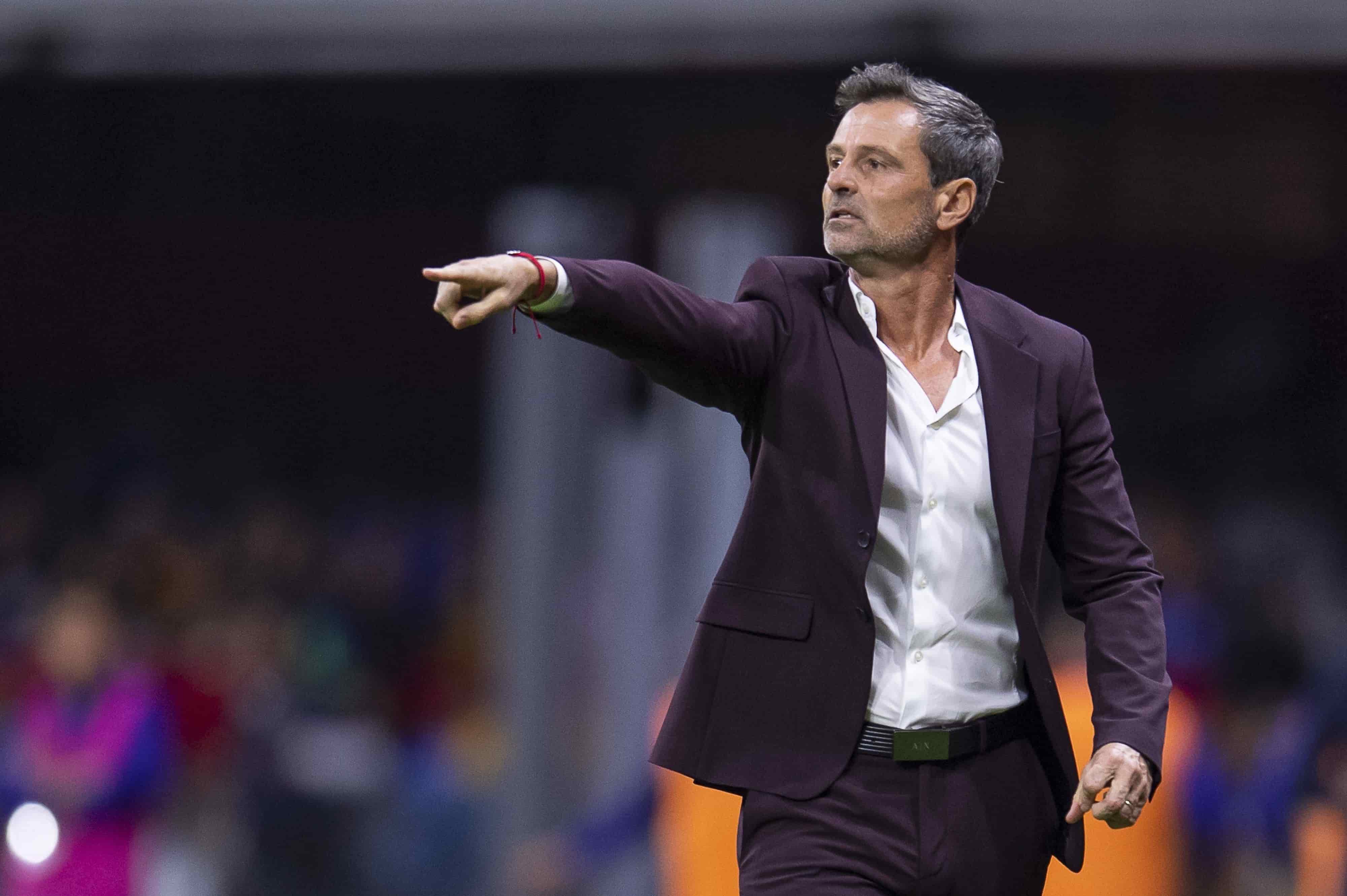 Diego Cocca dando indicaciones.