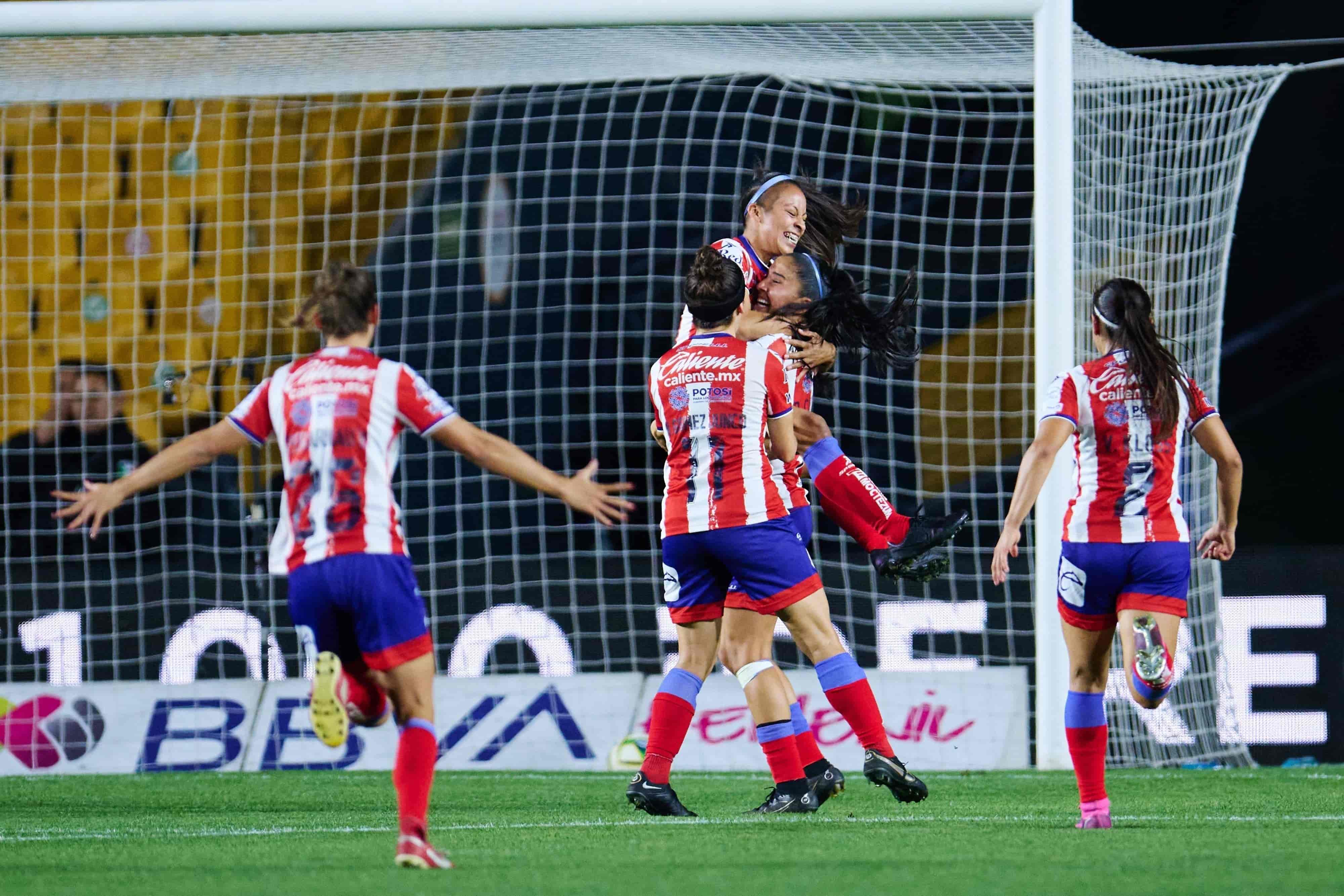 Itzia Tenahua hace el 1-0.