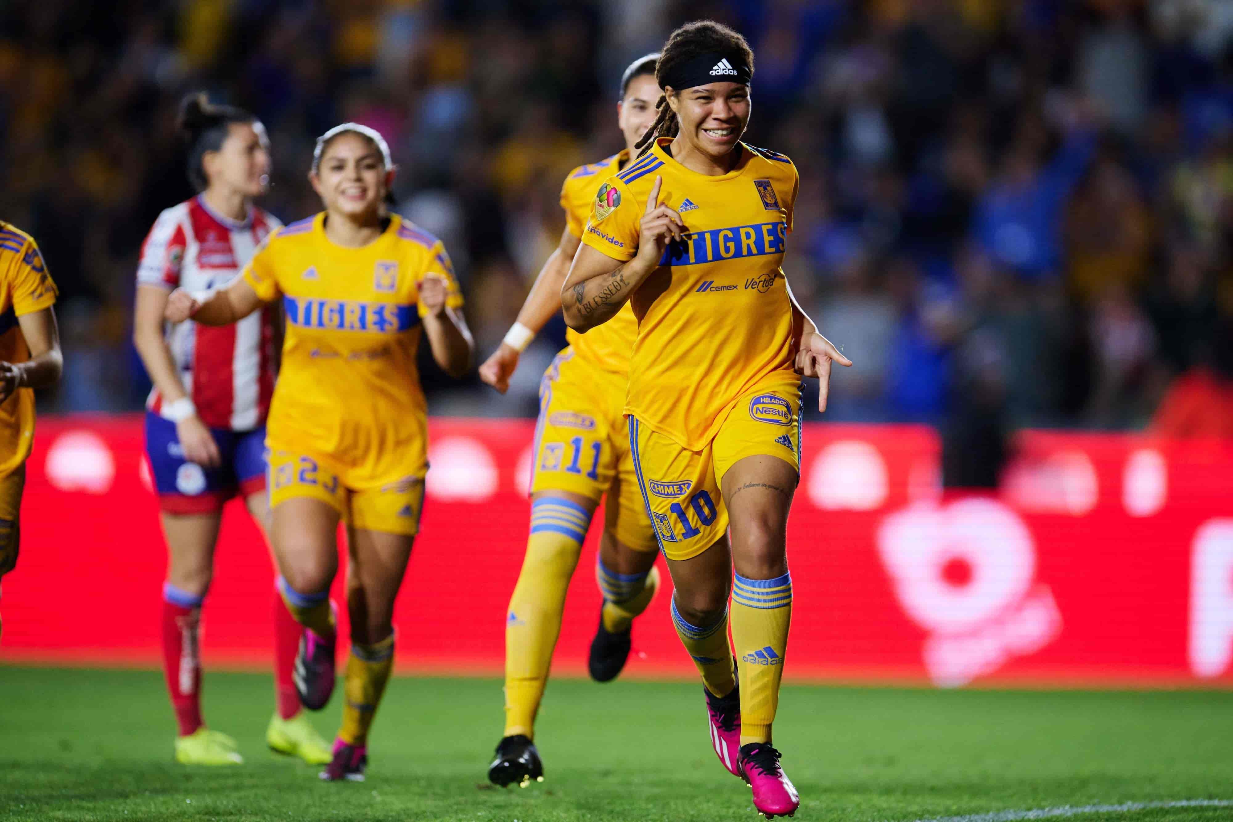 Mía Fishel empata el encuentro.