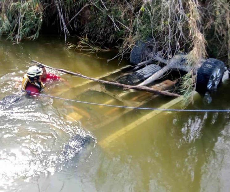 Hallan 14 cadáveres en camioneta