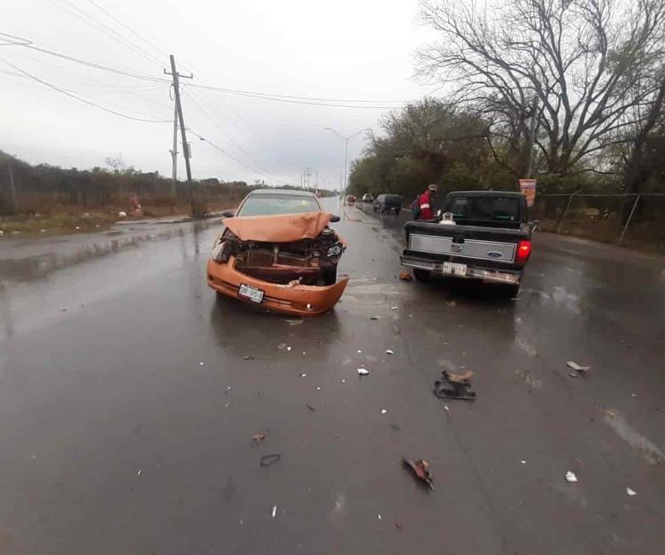 Derrapan por la lluvia y chocan Derrapan por la lluvia y chocan