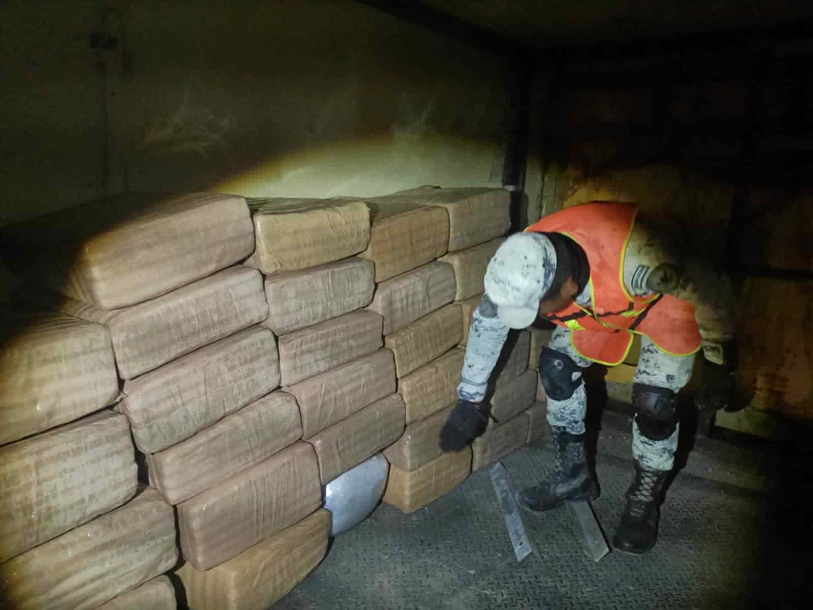 Elementos de la Guardia Nacional, dieron un fuerte golpe a la delincuencia organizada, al detectar un tractocamion con doble fondo, que transportaba una gran cantidad de paquetes con mariguana