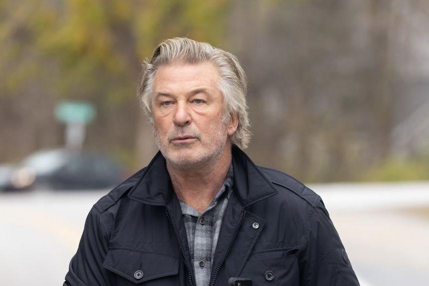 Familia de Halyna Hutchins demanda a Alec Baldwin 
