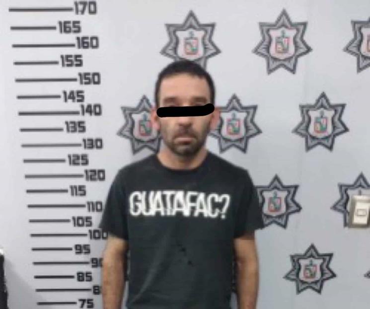 Quema llanta frente a policías; lo detienen Quema llanta frente a policías; lo detienen