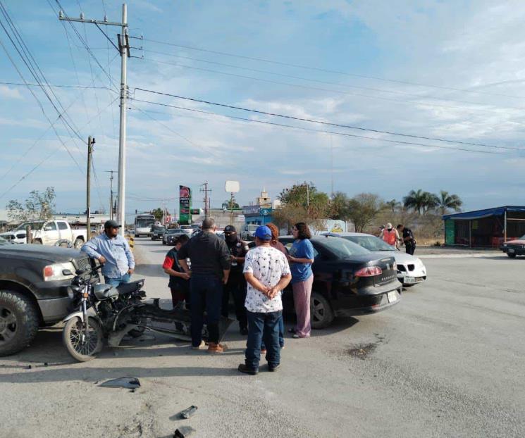 Arrolla auto a motociclista