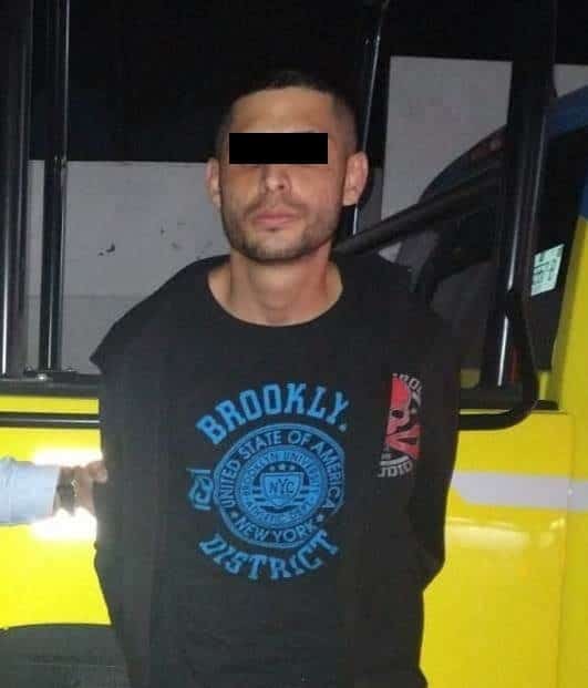 La Policía de Monterrey detuvo a un hombre que portaba un arma de fuego con 16 cartuchos hábiles, además de la posesión de seis envoltorios de mariguana en la colonia Sarabia