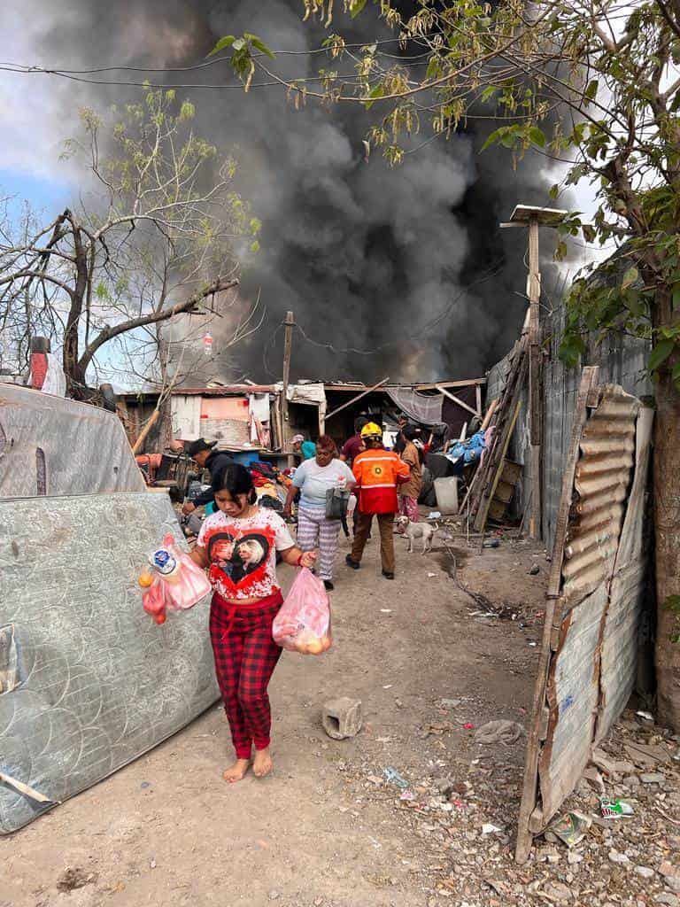 El incendio de un basurero y llantas junto a tejabanes, movilizó a elementos de Bomberos