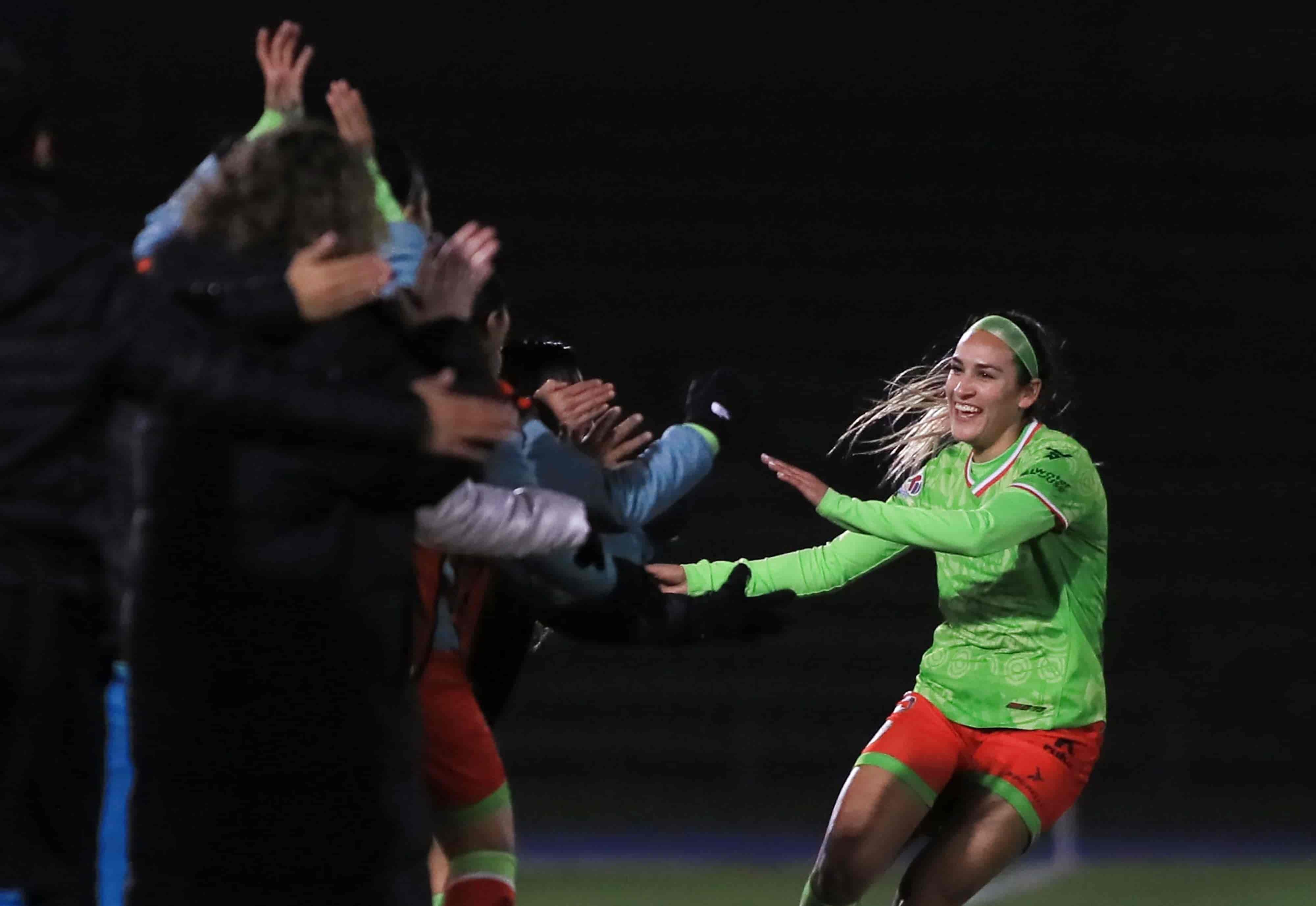 Jasmine Casarez hace el 1-0.